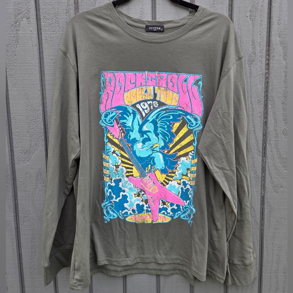 NWOT Graphic Longsleeve WORLD TOUR gray